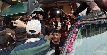 Pakistan police attempt to arrest ex-PM Imran Khan