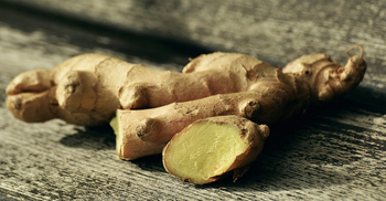 How can ginger control blood sugar levels and regulate insulin?