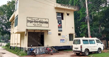 সরকারি চাকরি করেন দেশে, থাকেন ভারতে