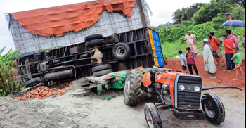 বালুবোঝাই ট্রাক্টরে কাভার্ডভ্যানের ধাক্কা, চালকসহ নিহত ৩