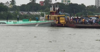 মাঝ নদীতে ফেরিতে বালুবাহী বাল্কহেডের ধাক্কা