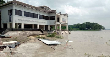 আশ্রয়কেন্দ্রই যখন আশ্রয়হীন!