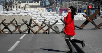 Ukrainians prepare for battle as Russian military surrounds Kyiv