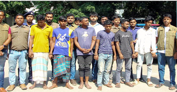 পুলিশের মাইক্রোবাস থামিয়ে ছিনতাই, গ্রেফতার ৬