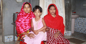 ককটেল কেড়ে নিল ছোট্ট মহরমীর দুই চোখের আলো