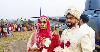 হেলিকপ্টারে বউ নিয়ে বাড়ি ফিরলেন প্রবাসী যুবক