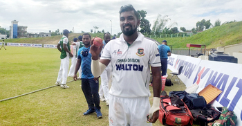 প্রথম সেশনেই আট ওভারে ৬ উইকেট নিলেন অপু