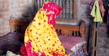 বিয়ের দাবিতে শিক্ষকের বাড়িতে পাঁচদিন ধরে শিক্ষার্থীর অনশন