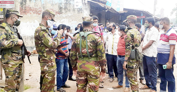 কাহালুতে বিধি অমান্য করে পশুর হাট, ভেঙে দিলেন ইউএনও