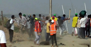 ঘাটে অতিরিক্ত ভাড়া আদায় নিয়ে যাত্রীদের সঙ্গে মারামারি