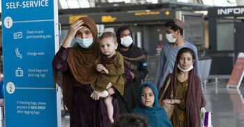 American forces keep up airlift under high threat warnings