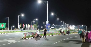 ভাঙ্গার গোলচত্বরে বর্ণিল আলোকসজ্জা, গভীর রাতেও মানুষের ভিড়