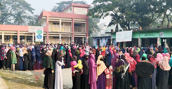 নোয়াখালীর ভোটকেন্দ্রে নারী ভোটার বেশি