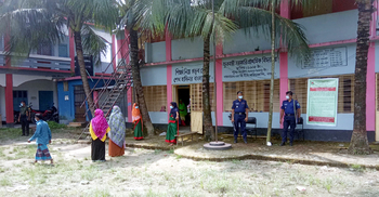 চারদিকে শুধু পানি, ভোটকেন্দ্র ফাঁকা