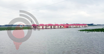 চারদিকে থইথই পানি, মাঝে সরকারের উপহারের ঘর
