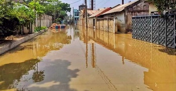চারলেন সড়ক করতে নালা ভরাট, পানিতে ৪০ কারখানা বন্ধ