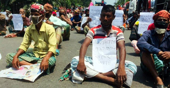 ত্রাণের দাবিতে স্থানীয়দের সড়ক অবরোধ