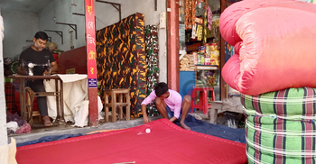 শীতের আগমনে লেপ-তোশক তৈরিতে ব্যস্ত কারিগররা