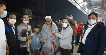 মধ্যরাতে কম্বল হাতে প্লাটফর্মে ইউএনও