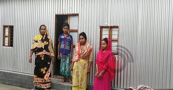 অসহায় ঝর্ণা বেগমের ঘর করে দিলো স্বেচ্ছাসেবীরা