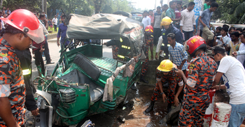 বরিশাল বিশ্ববিদ্যালয়ের বাসে প্রাণ গেল দুইজনের