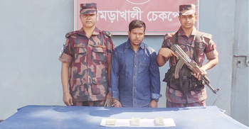 যাত্রীর জুতার ভেতর মিলল ২০ হাজার ডলার