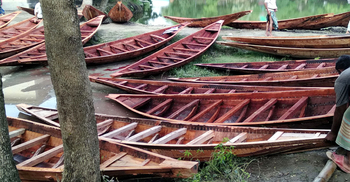 নৌকা তৈরি করে জীবন চলে ২৫ পরিবারের