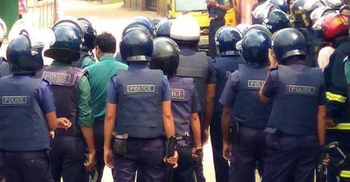 জুয়ার আসরে পুলিশের অভিযান, প্যানেল মেয়রসহ গ্রেফতার ৭