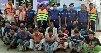 ইলিশ রক্ষা অভিযানে জেলেদের সঙ্গে পুলিশের সংঘর্ষ