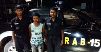 টেকনাফে বিপুল পরিমাণ বিদেশি মদসহ তরুণ আটক