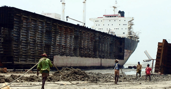 সীতাকুণ্ডে পুরোনো জাহাজের বিষাক্ত গ্যাসে ২ শ্রমিকের মৃত্যু