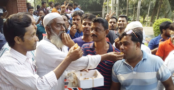 সিটি কর্পোরেশন হওয়ার খবরে ফরিদপুরে মিষ্টি বিতরণ