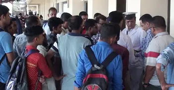 বিনা টিকিটে ভ্রমণ, জরিমানা দিলেন ট্রেনের গার্ড