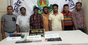 লক্ষাধিক টাকাসহ কলার বাগান থেকে ৭ জুয়াড়ি আটক
