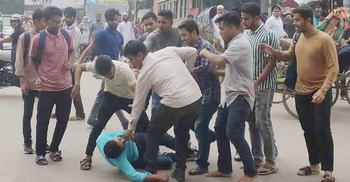 ছাত্রদল নেতাকে এলোপাতাড়ি পিটুনি ছাত্রলীগের
