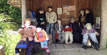 কাকতাড়ুয়াদের গ্রাম ও একজন চিত্রশিল্পী