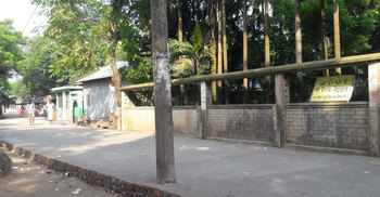 সড়কের মাঝে বিদ্যুতের খুঁটি, চলছে ঢালাই