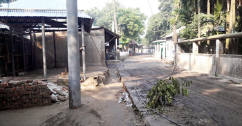 অবশেষে রাস্তার ওপর থেকে সরানো হলো বিদ্যুতের খুঁটি