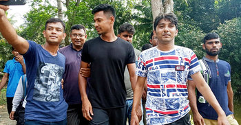 মাছ ধরা আর ভক্তদের আবদার মেটানো মোস্তাফিজের একদিন