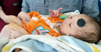 রাস্তায় ফেলে যাওয়া শিশুটিকে দত্তক নিতে হাসপাতালে ভিড়