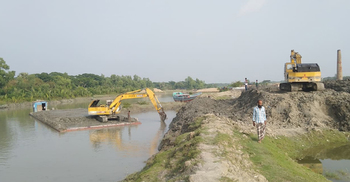 নদীর তীর কেটে মাটি নিচ্ছেন আ.লীগ নেতারা, হুমকিতে বেড়িবাঁধ