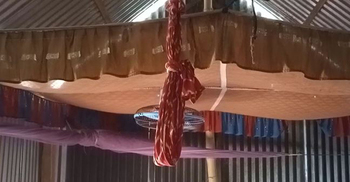 বাড়ির আঙ্গিনায় গলায় ফাঁস দিলো কিশোরী