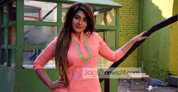 প্রকাশ্যে প্রেমিকের সঙ্গে পিয়া বিপাশার অন্তরঙ্গ ছবি