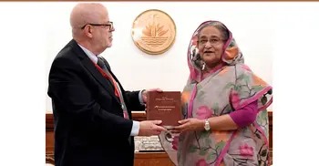 Books on Bangabandhu, Hasina in Russian language handed to PM