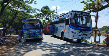 মহাসড়ক দখল করে গাড়ি পার্কিং