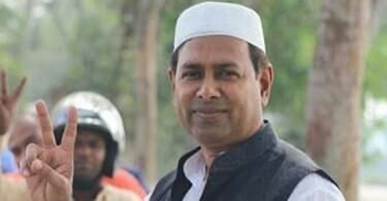 অল্পের জন্য প্রাণে বেঁচে গেলেন চেয়ারম্যান