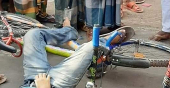 স্কুলছাত্রের মাথার ওপর দিয়ে চলে গেল বাস