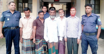 ৩২৫ টাকাসহ ৫ জুয়াড়ি আটক