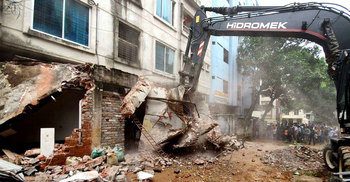 অবৈধ স্থাপনা উচ্ছেদে মিরপুরে ডিএনসিসির ভ্রাম্যমাণ আদালত