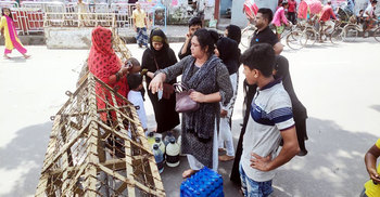 পেস্তা বাদামের শরবত, দুধ আর পানি নিয়ে অপেক্ষা